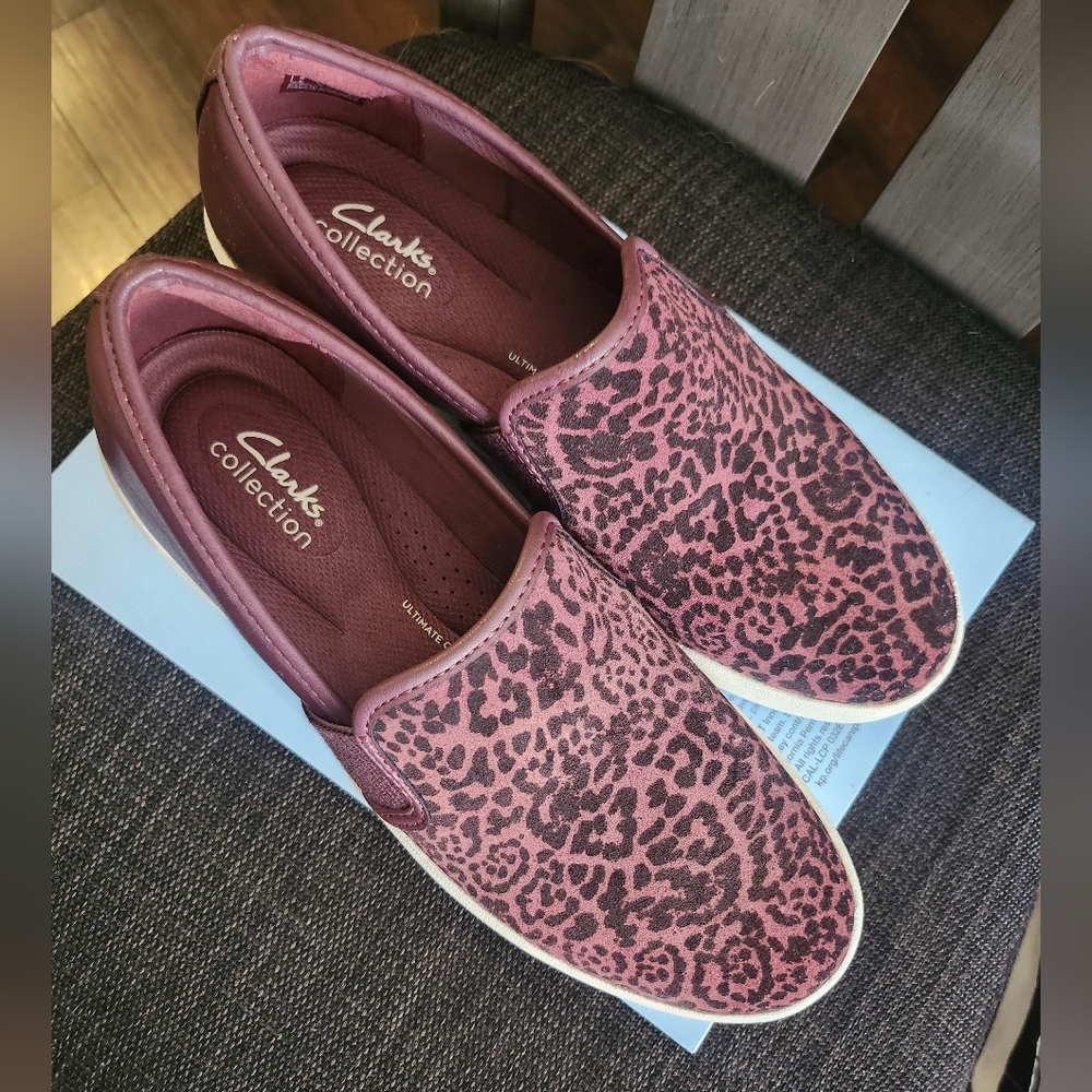 Gently used Clarks collection ultimate comfort size 8.5 animal print maroon